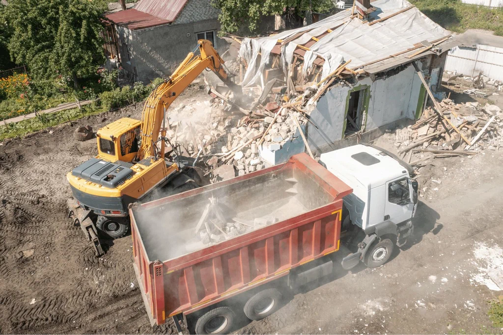 Вывоз мусора после сноса зданий с выездом в Городце в октябре