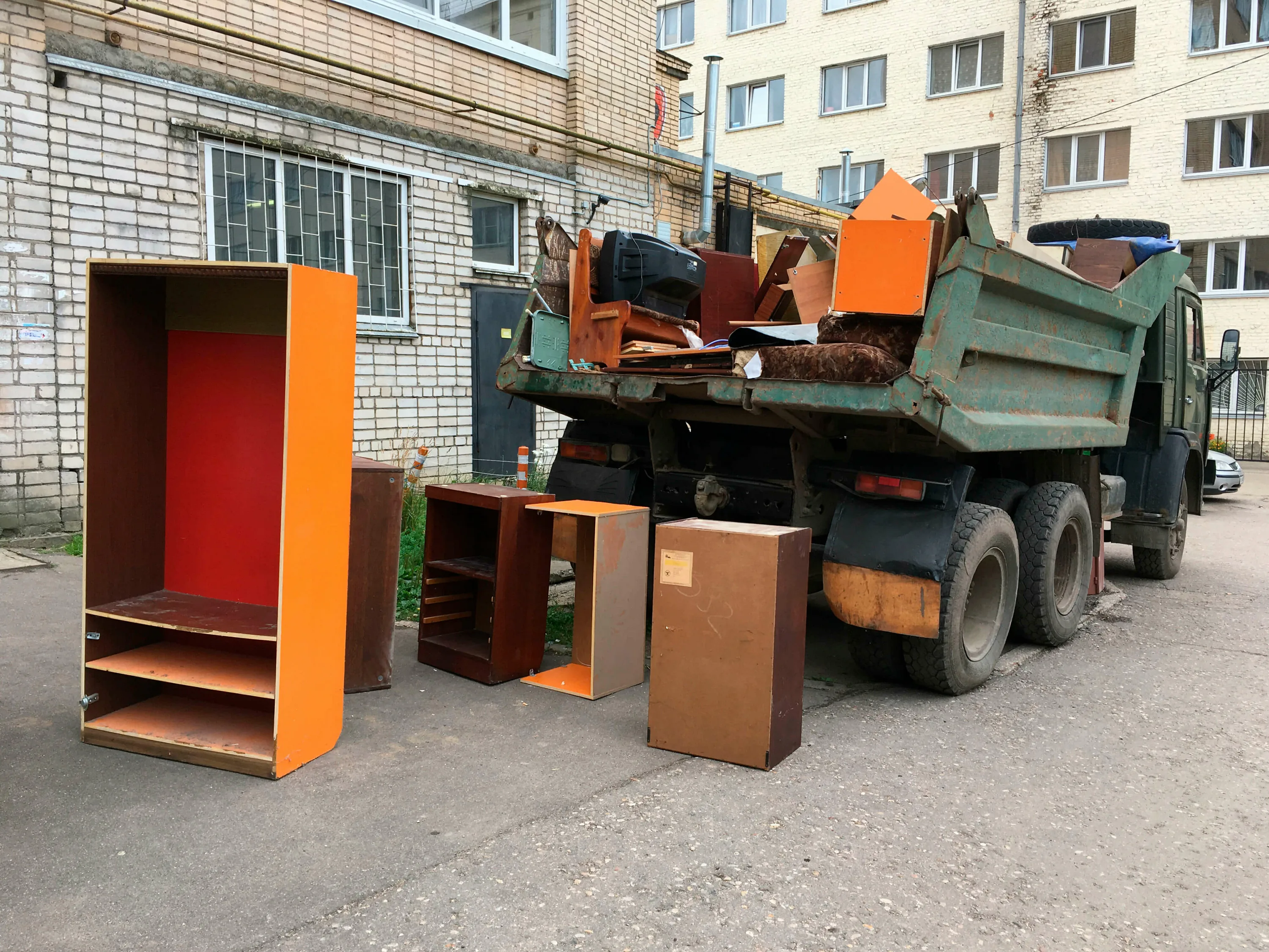 Утилизация старой мебели с вывозом и разбором в Городце в октябре