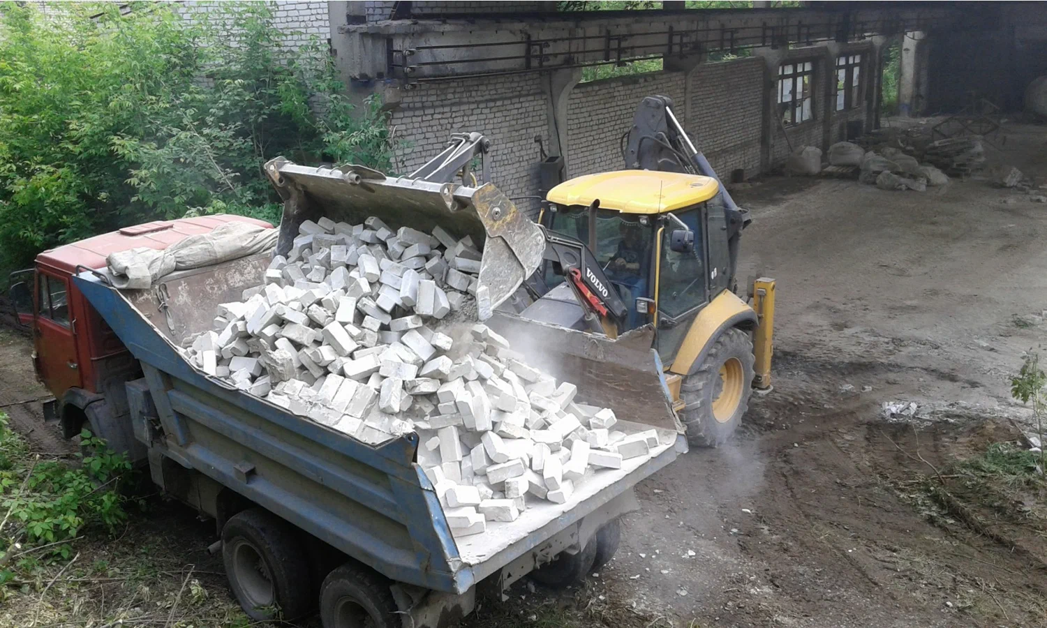 Вывоз кирпичного боя и битого кирпича в Городце от ПроМусор цена от 2683 руб., сдать и утилизировать кирпичный лом