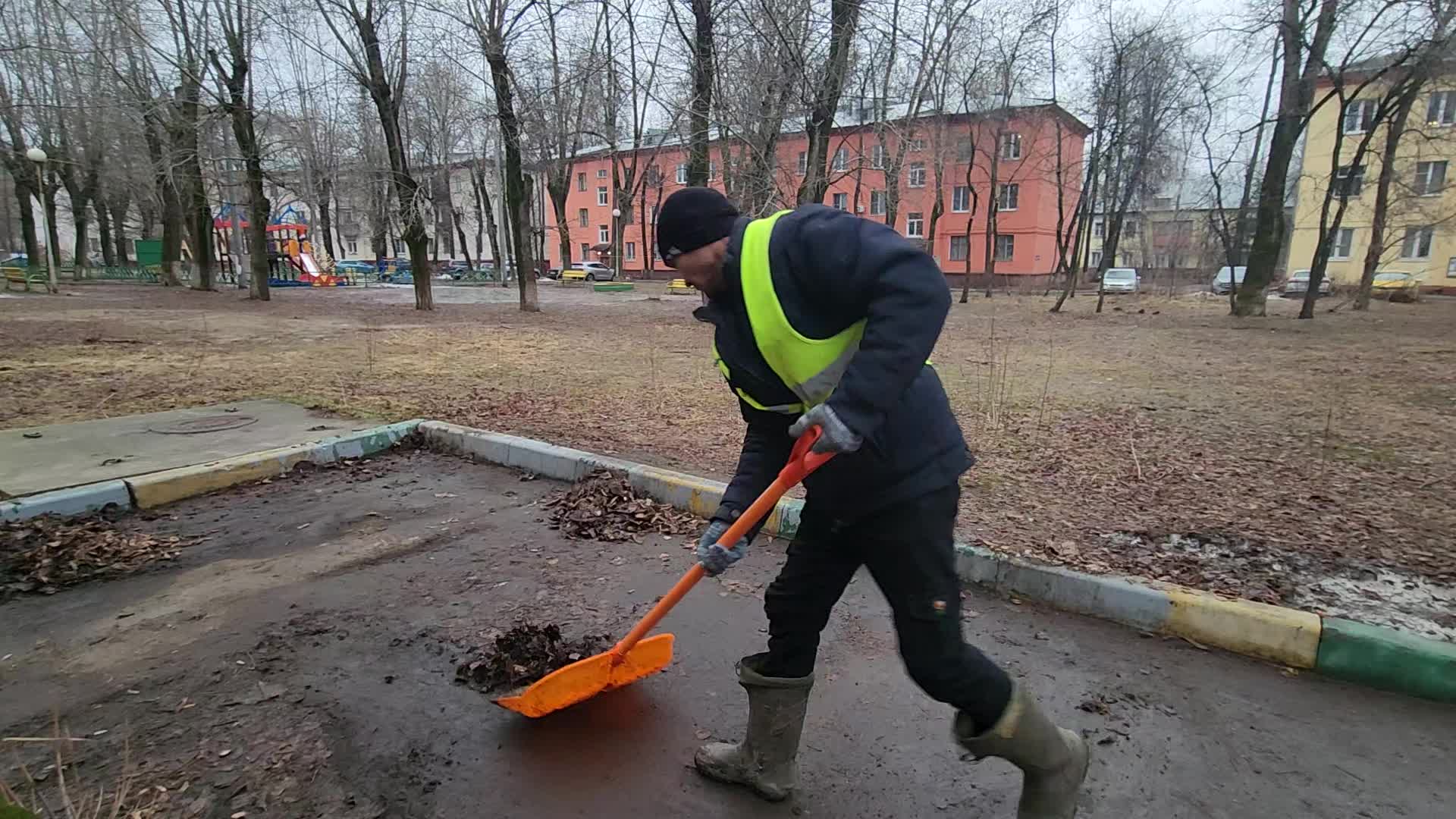 Уборка территорий в Городце в октябре
