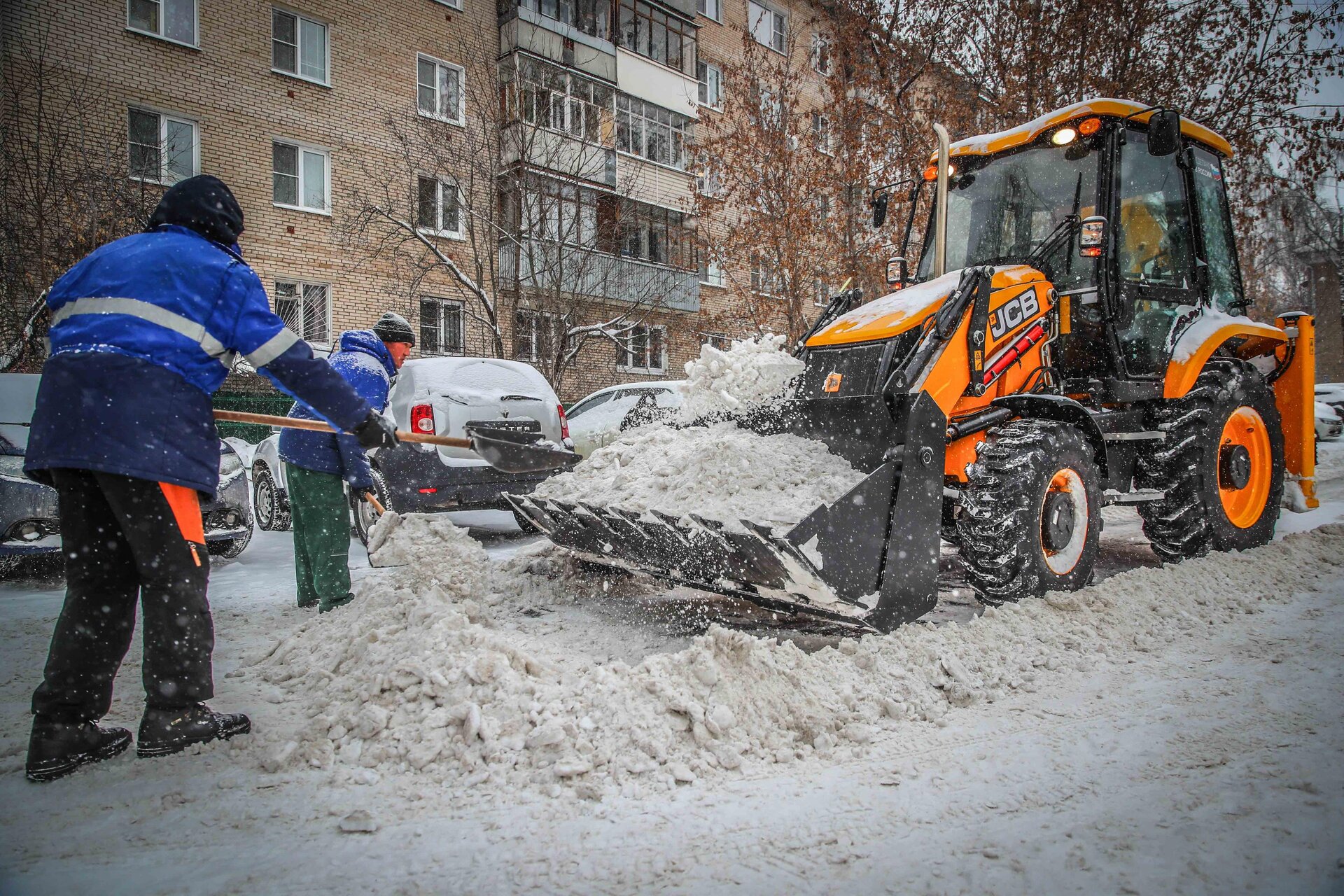 Очистка дворов от снега и наледи в Городце — уборка снега, трактор и ручная, цены от 506 руб. | ПроМусор