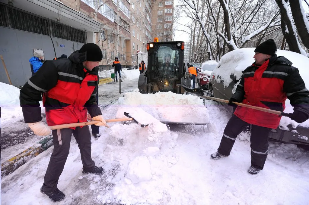 Очистка дворов от снега с гарантией результата в Городце в октябре