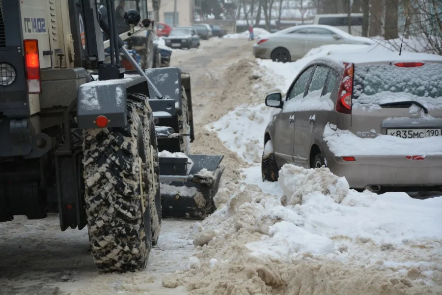 Уборка снега на парковках в Городце в октябре